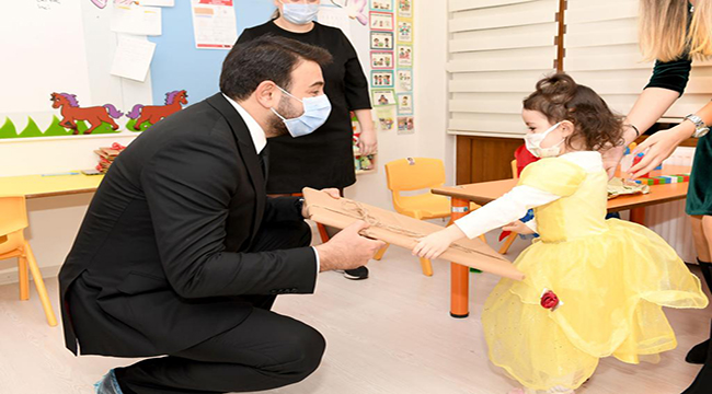 BAŞKAN AKPOLAT’TAN MİNİK ÖĞRENCİLERE YENİ YIL SÜRPRİZİ