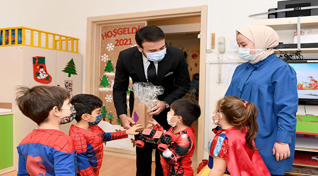 BAŞKAN AKPOLAT’TAN MİNİK ÖĞRENCİLERE YENİ YIL SÜRPRİZİ