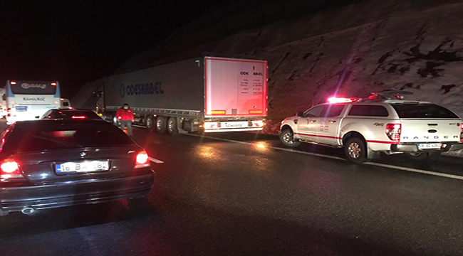 Kızılay kar yağışının kapattığı yollardaki vatandaşlara yardım ulaştırdı