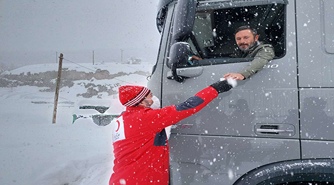 Kızılay kar yağışının kapattığı yollardaki vatandaşlara yardım ulaştırdı