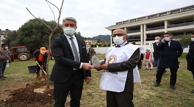 SAĞLIKÇILAR ANISINA FİDAN DİKİLDİ