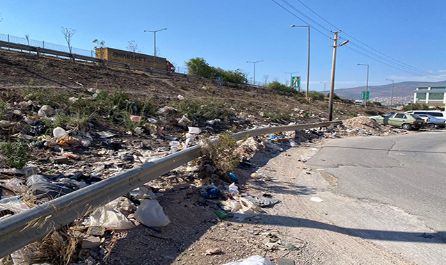 Devasa çöplere, AK Parti Bornova'dan tepki