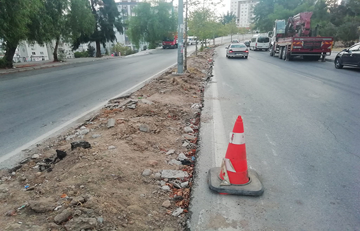 AK Partili Karatekin'den, yarım bırakılıp kaderine terk edilen kaldırım tepkisi
