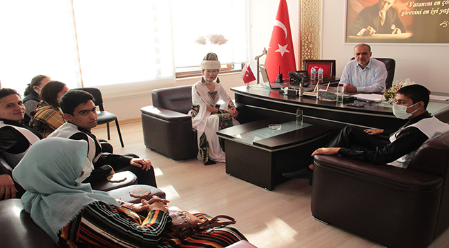 Kırgızistanlı Darika Adatovna Acar, Şampiyon Öğrencileriyle Başkan Alim Uzundemir'i Ziyaret Ettiler