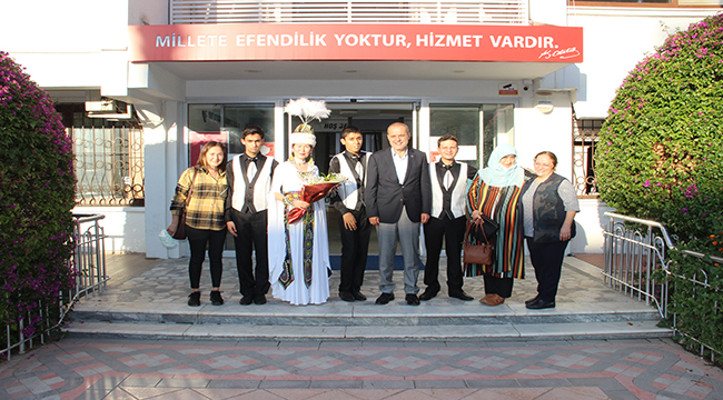 Kırgızistanlı Darika Adatovna Acar, Şampiyon Öğrencileriyle Başkan Alim Uzundemir'i Ziyaret Ettiler