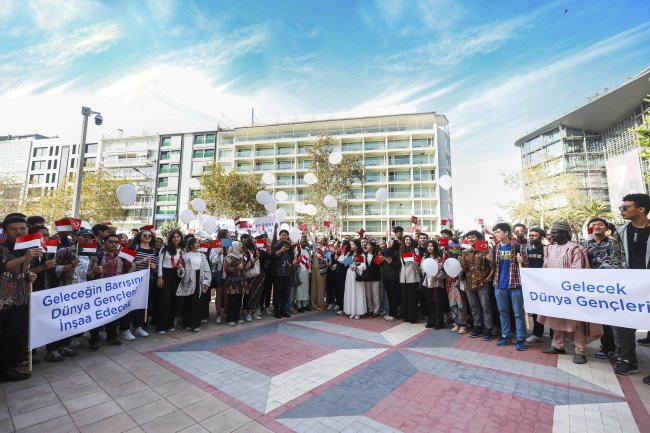 BEYAZ BALONLAR GÖKYÜZÜNE BIRAKILDI