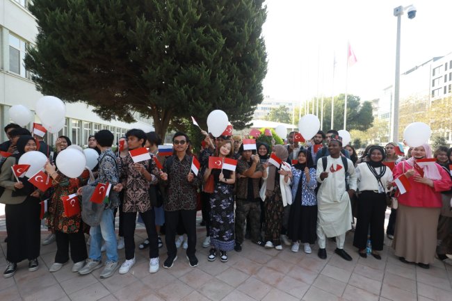 BEYAZ BALONLAR GÖKYÜZÜNE BIRAKILDI