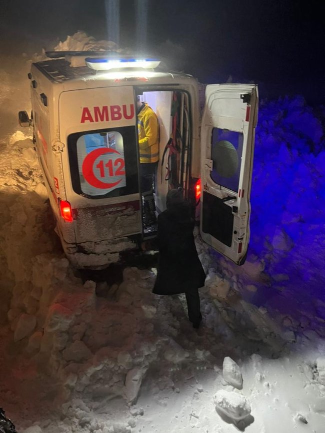 Tekman’da karda mahsur kalan ambulansı ekipler kurtardı