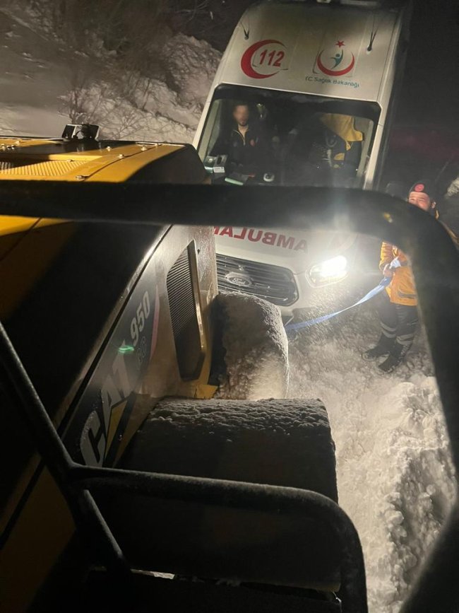 Tekman’da karda mahsur kalan ambulansı ekipler kurtardı