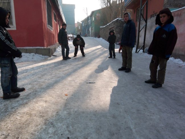 KARDAKİ ÇOCUKLUK İZLERİMİZ