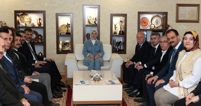 Bakan Özdemir Büyükşehir Belediyesini ziyaret etti