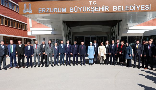 Bakan Özdemir Büyükşehir Belediyesini ziyaret etti