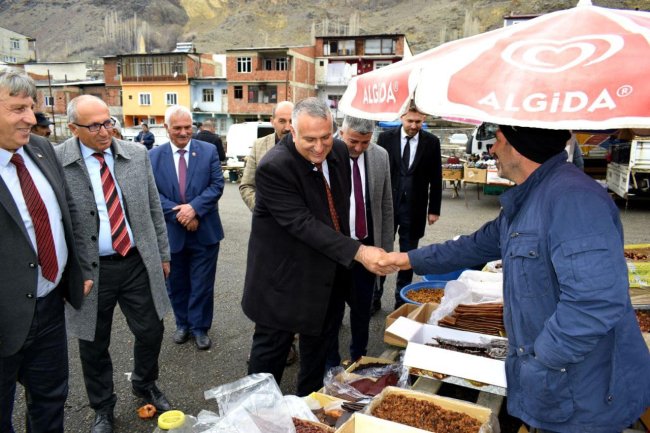 Başkan Bedir pazar esnafını ziyaret etti