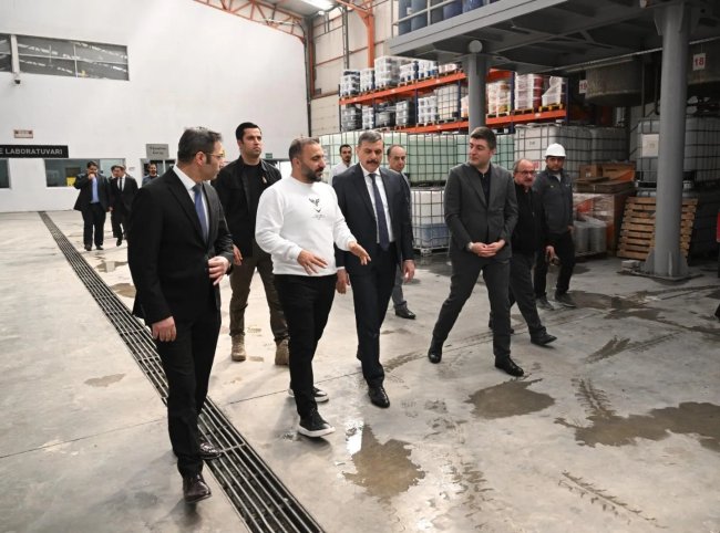 Vali Çiftçi Şahika Boya Fabrikasını ziyaret etti