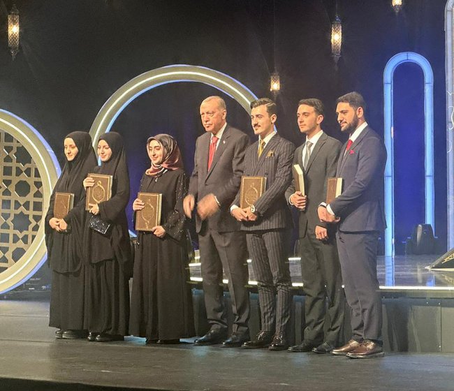 İLAHİYAT FAKÜLTESİ ÖĞRENCİLERİ, ATATÜRK ÜNİVERSİTESİNE TÜRKİYE BİRİNCİLİĞİ VE İKİNCİLİĞİ GETİRDİ