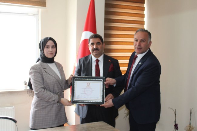 Başkan Özdemir Mazbatasını aldı