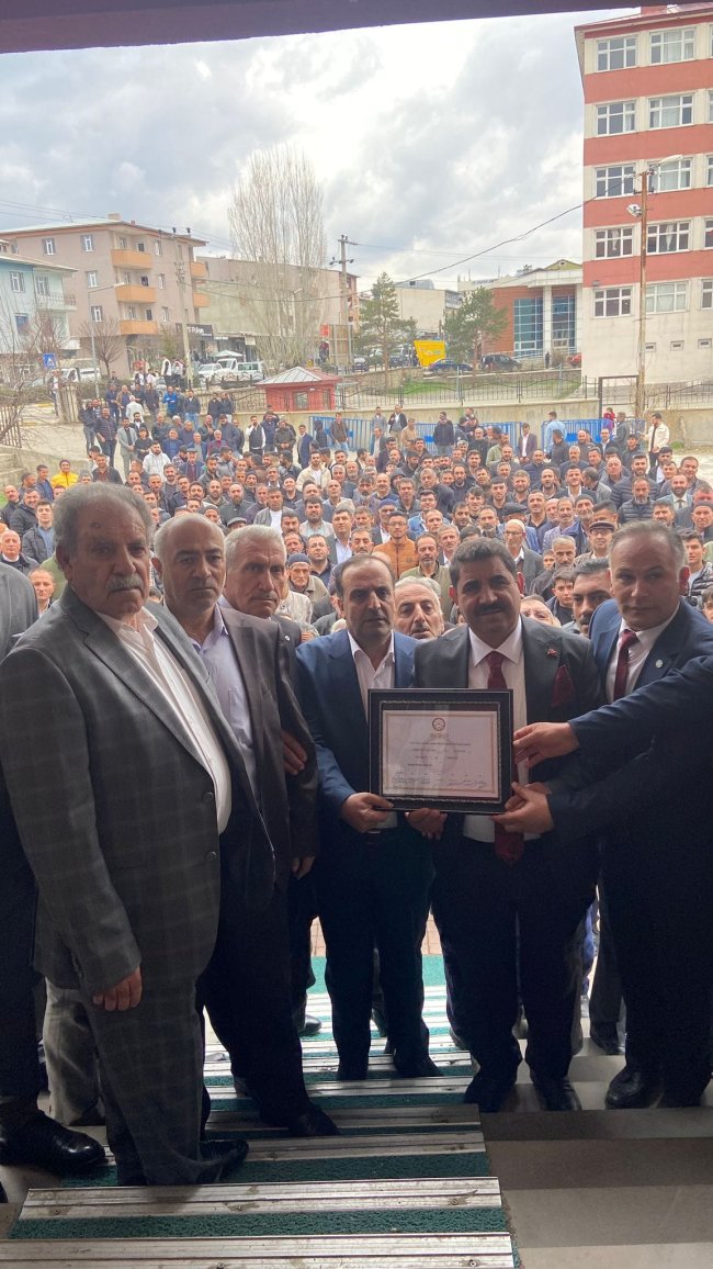 Başkan Özdemir Mazbatasını aldı