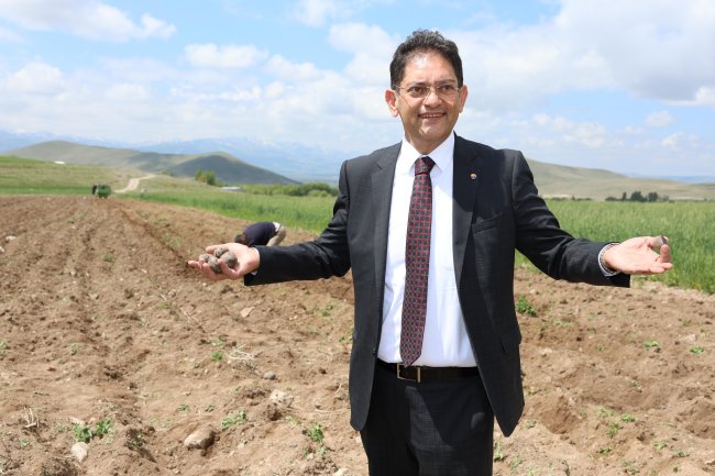 ETB BAŞKANI HAKAN ORAL: EKİMİ GERÇEKLEŞTİRDİĞİMİZ MOR PATATES , ŞEHRİMİZE VE BÖLGEMİZE HAYIRLI OLSUN