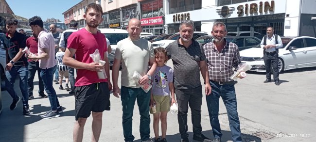 Erzurum'da Ücretsiz Açık Oto Pazarı Renkli Geçti