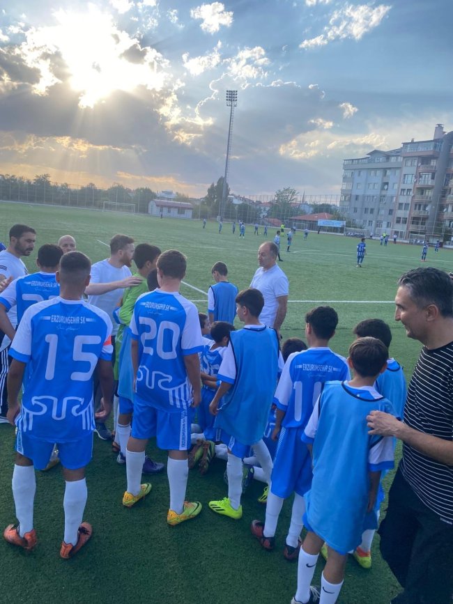 Erzurumspor FK Başkanı Ahmet Dal'dan Erzurum Şehir SK U14 Takımına moral ziyareti