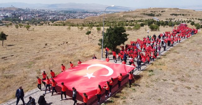 Atatürk Üniversitesi Vakıf Okullarında Yeni Eğitim Öğretim Yılı Aşkı-Vatan temasıyla başladı