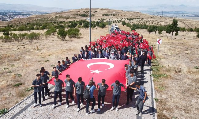 Atatürk Üniversitesi Vakıf Okullarında Yeni Eğitim Öğretim Yılı Aşkı-Vatan temasıyla başladı