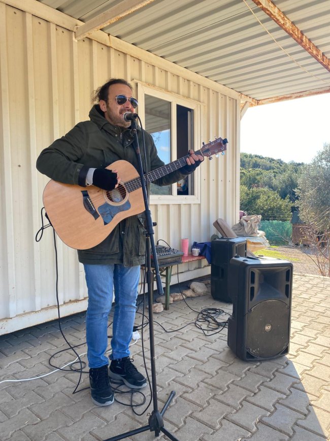 Urla'da Anlamlı Yılbaşı Etkinliği : Hayvanseverler Barınakta Bir Araya Geldi