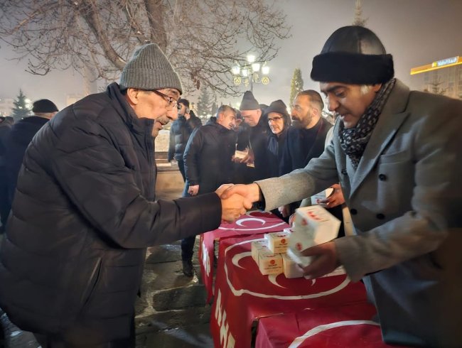 MHP Yakutiye İlçe Başkanlığı'ndan Regaip Kandili'nde Kandil Simidi İkramı