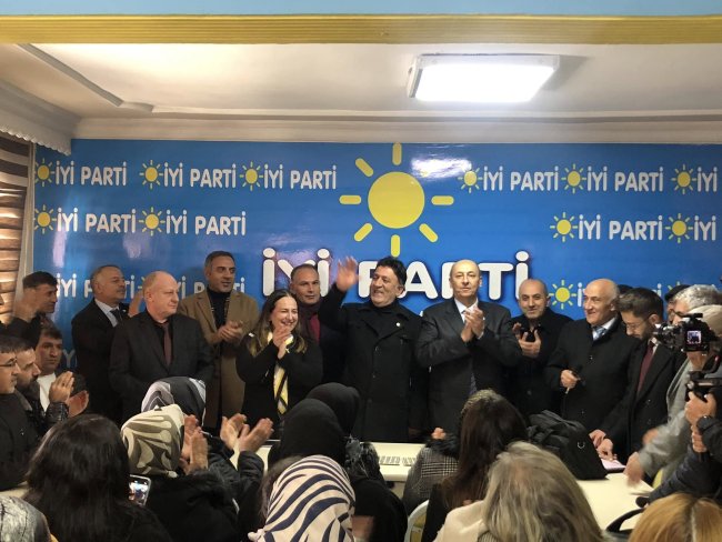 İYİ Parti'ye farklı partilerden 100'e yakın kişi katıldı