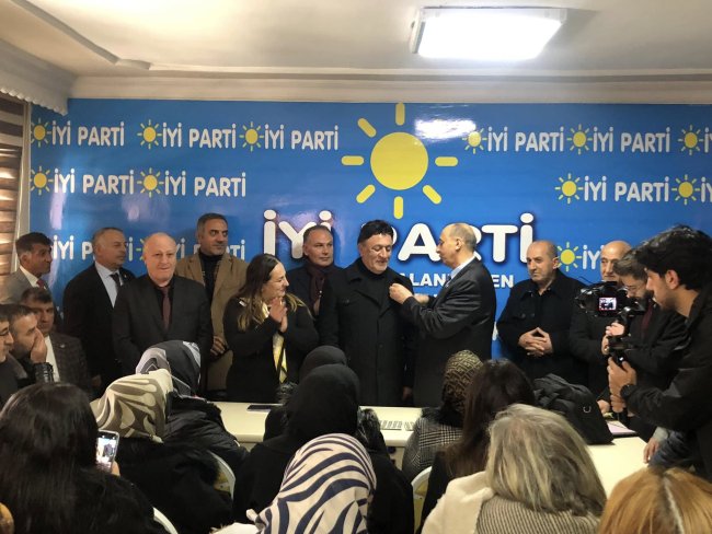 İYİ Parti'ye farklı partilerden 100'e yakın kişi katıldı