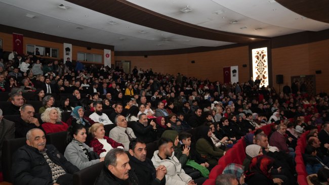 EBB Şehir Tiyatrosu'nun Oyunu 'Devamsız İşler' Turnede de ilgi odağı oldu