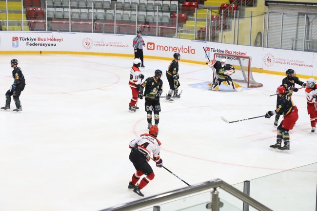 Atatürk Üniversitesi Buz Hokeyinde Zirvede