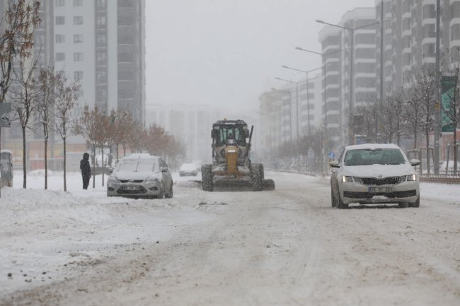 Büyükşehir Belediyesi Karla Mücadele Çalışmalarını Sürdürüyor