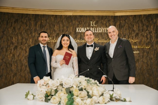 Aşkın ve Mutluluğun İzmir'deki Buluşması : Vuslat Aktaran ve Can Akçay Dünyaevine Girdi