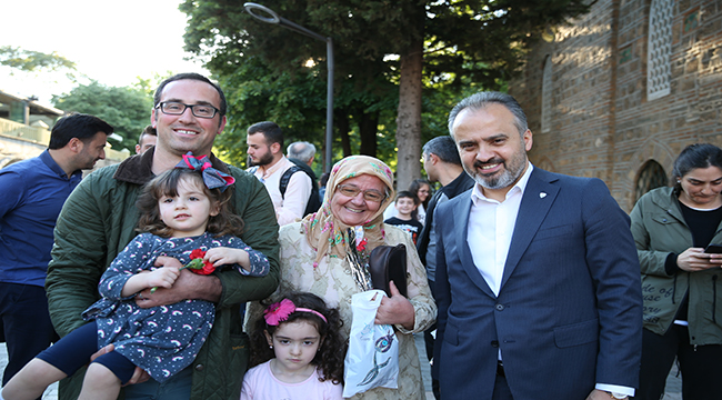 Başkan Aktaş'tan annelere karanfil