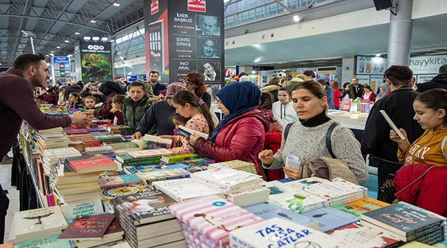 Ünlü yazarlar okurlarıyla buluştu
