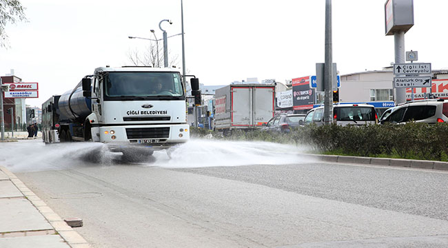 Çiğli'de sokaklar yıkandı, banka ve ATM'ler dezenfekte edildi
