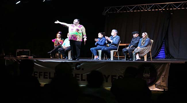 EFELER HALKI "HAVA SOĞUK" DEMEDİ TİYATROYA KOŞTU