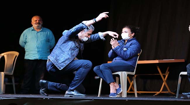 EFELER HALKI "HAVA SOĞUK" DEMEDİ TİYATROYA KOŞTU