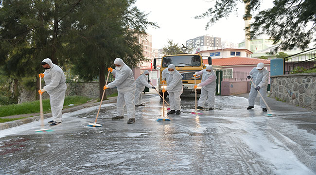 Çiğli'de sokaklar yıkandı, banka ve ATM'ler dezenfekte edildi