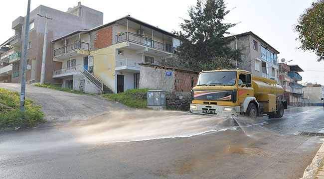 Çiğli'de sokaklar yıkandı, banka ve ATM'ler dezenfekte edildi