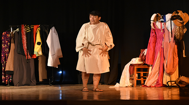 ‘Fısıldaşan Replikler’ isimli oyunu çok beğenildi