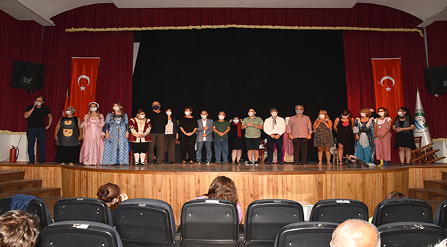 ‘Fısıldaşan Replikler’ isimli oyunu çok beğenildi