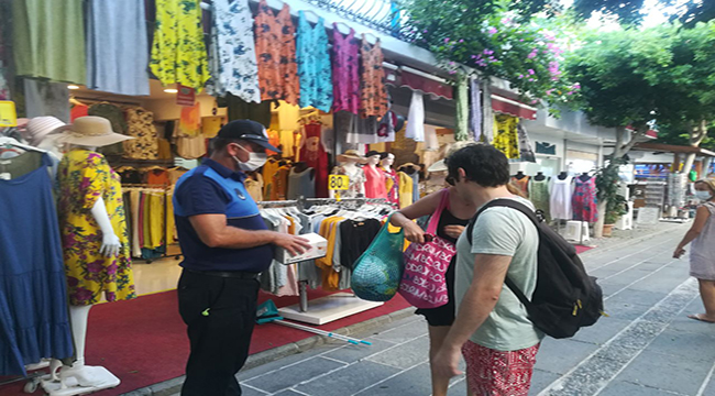 ZABITA BİR HAFTADA 5 BİN 500 MASKE DAĞITTI