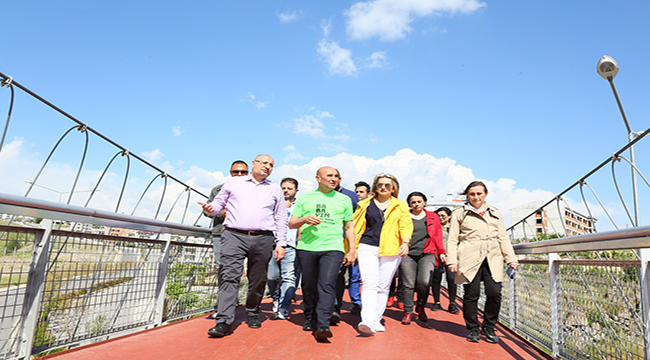 Başkan Soyer, Macera Park'ı gezdi, spor tırmanışı yaparak zipline'a bindi