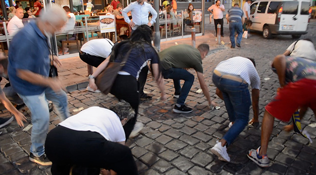 Eski futbolcular derbi öncesi sokaklarda para dağıttılar!