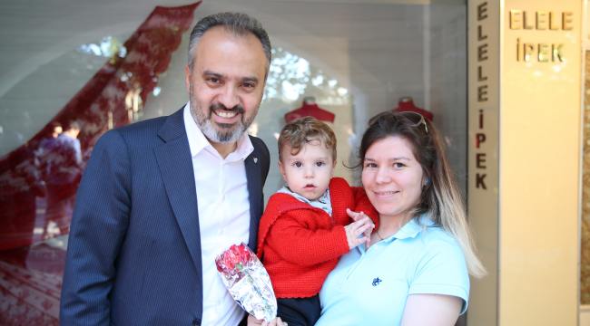 Başkan Aktaş&#039;tan annelere karanfil