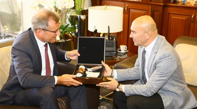 Büyükşehir'de diplomasi geçidi