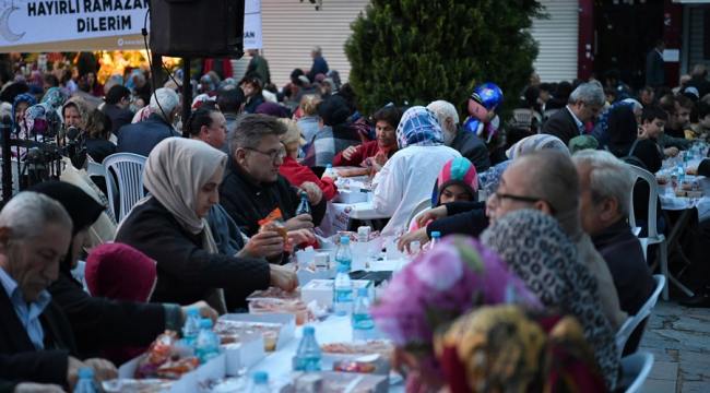 İftar Sofrası Büyük Saray Meydanı’nda Kuruldu