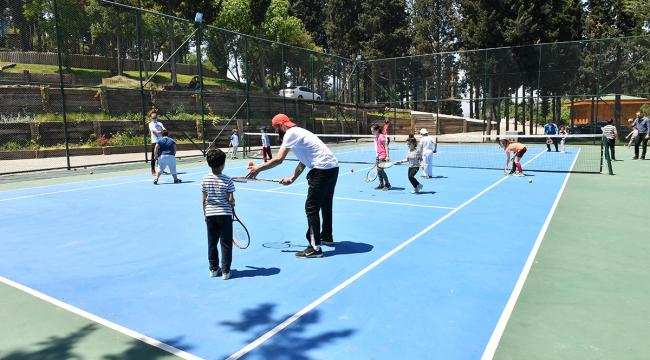 Nakkaştepe Millet bahçesinde tenis dersleri başladı